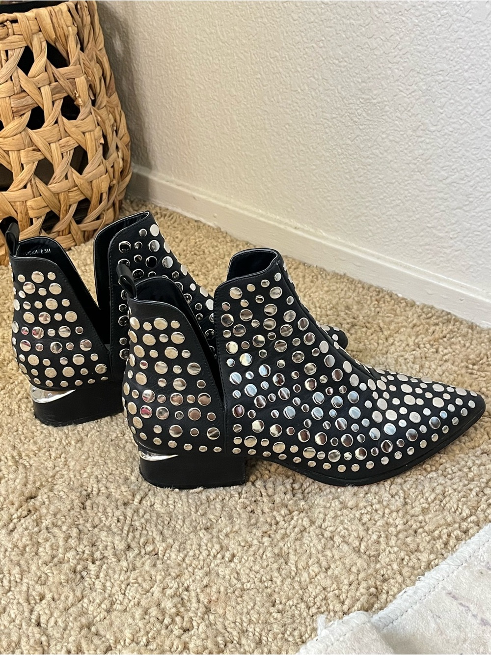 🖤 Studded Black Western Ankle Boots Pointed Toe Statement Booties Size 8.5 - Picture 5 of 7
